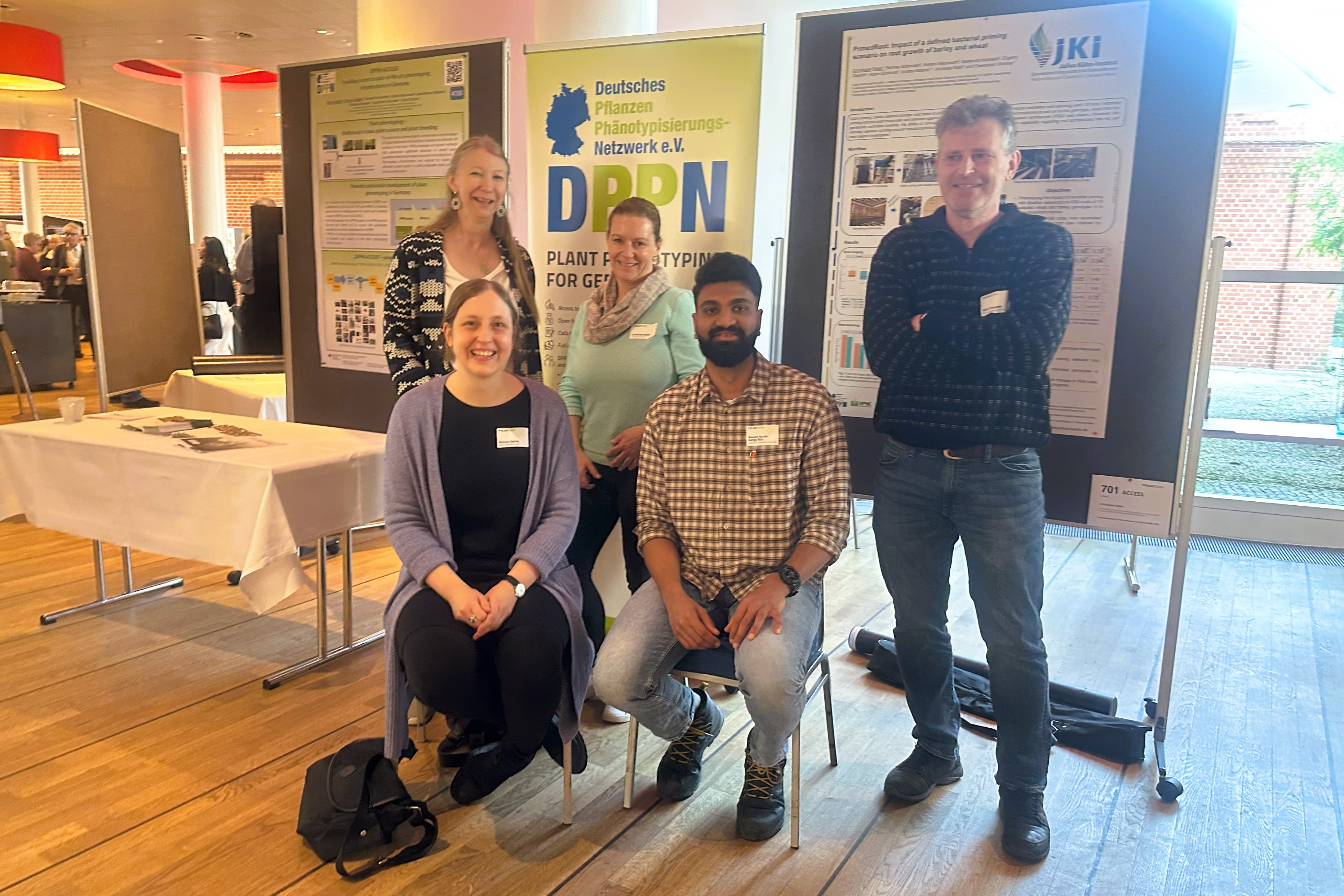From front left: Simone Gatzke (FZJ, DPPN Access Management), Kerstin Neumann (DPPN project management IPK Gatersleben), Christiane Seiler (JKI, access project “PrimedRoot”), Naveen Kumar Ganga Raju (IfZ, access project “BeetCercoFACE”), Adolf Keßeler (DPPN project management FZJ)